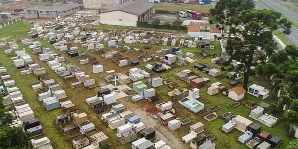 Cemitério Municipal tem mais de 100 túmulos e lotes em péssimas condições de conservação 

