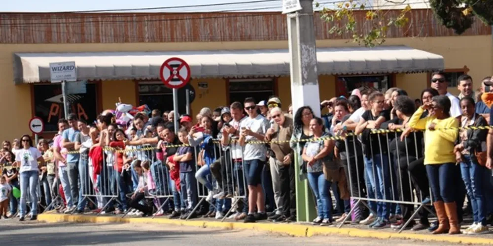 Desfile em comemoração à Independência do Brasil contou com a participação de milhares de palmeirenses 

