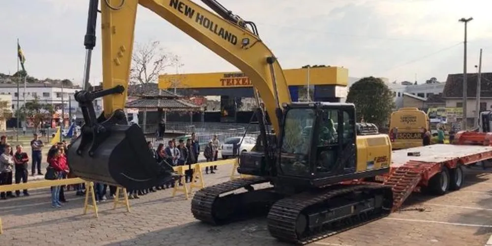 Escavadeira hidráulica e Rolo compressor auxiliaram nas obras de infraestrutura da cidade

