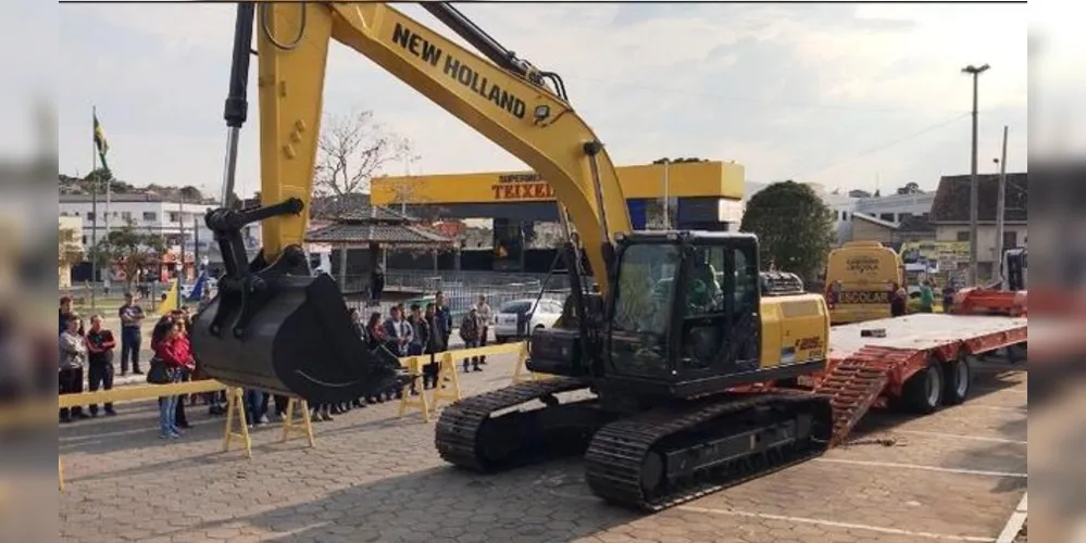 Escavadeira hidráulica e Rolo compressor auxiliaram nas obras de infraestrutura da cidade

