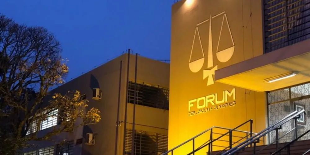 Direção do Fórum Estadual de Ponta Grossa instalou banners da campanha nas entradas dos dois edifícios