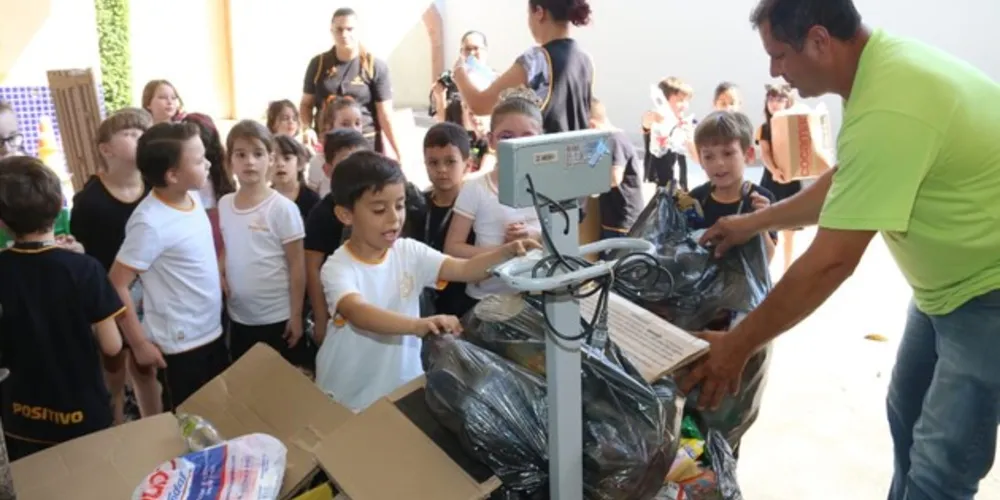 Os alunos do 1º ano do Colégio Positivo conseguiram arrecadar mais de 200 quilos de alimentos na troca por recicláveis