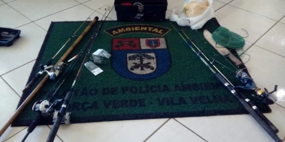 Material de pesca foi apreendido e dupla foi levada à delegacia