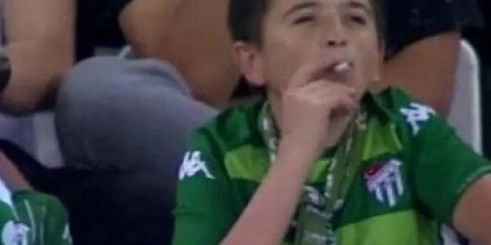 Uma suposta criança foi pega no flagra com uma bituca de cigarro na mão e a polêmica não demorou a tomar as redes sociais em todo o mundo