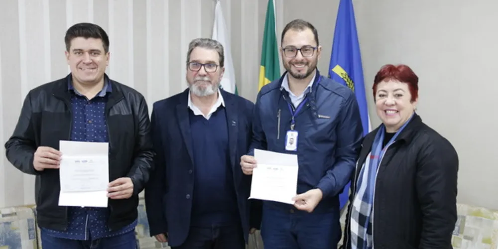 O vereador Vinicius Camargo, o professor César Abud Limas, Daniel Milla, presidente da câmara e a professora Marilisa Oliveira