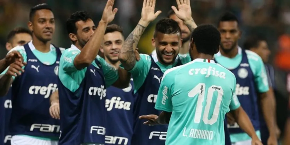 Luiz Adriano roubou a cena e marcou os gols da vitória