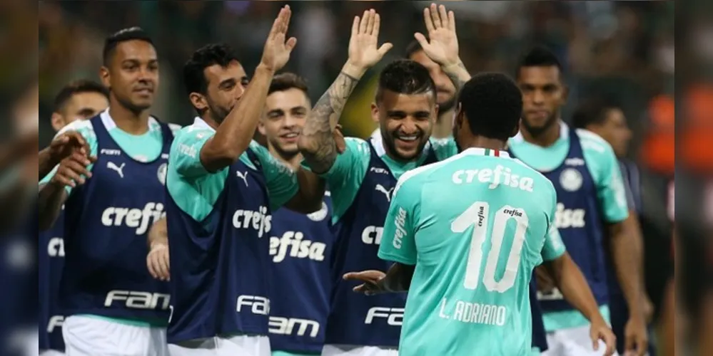 Luiz Adriano roubou a cena e marcou os gols da vitória