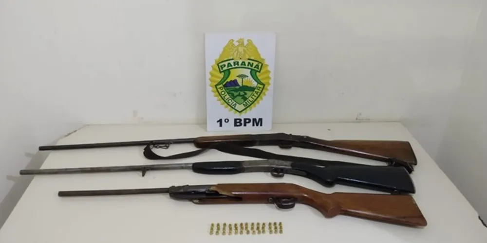 Espingardas foram encontradas pela polícia na casa do suspeito de ameaça
