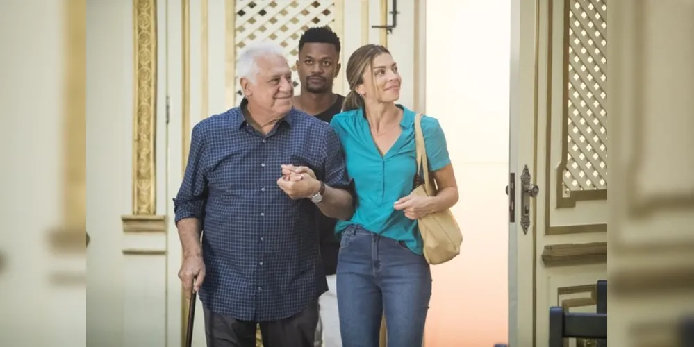 Ramon (David Junior) encontra Paloma (Grazi Massafera) e Alberto (Antonio Fagundes)