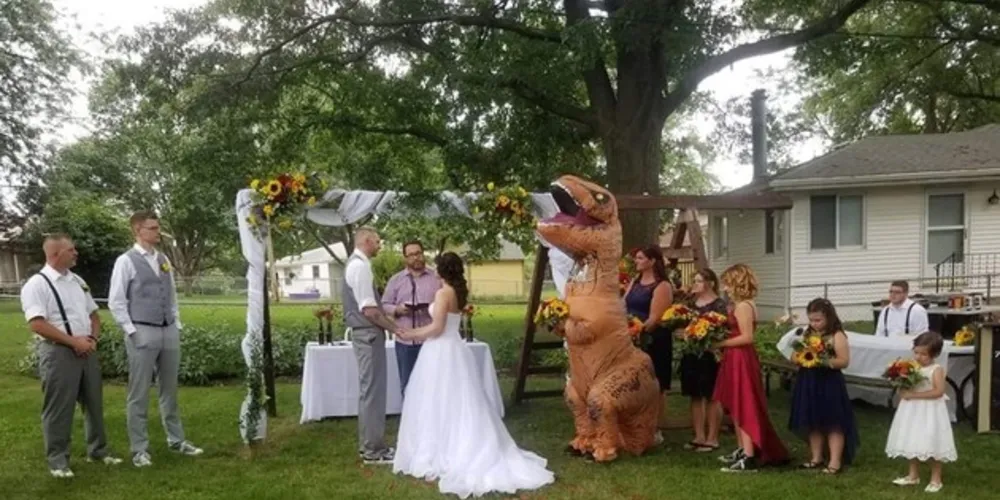 Madrinha aparece no casamento da irmã fantasiada de tiranossauro nos EUA 