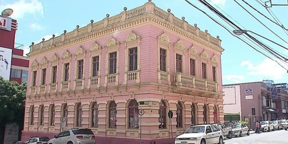 Exposição é um manifesto ambiental que questiona a reutilização do plástico