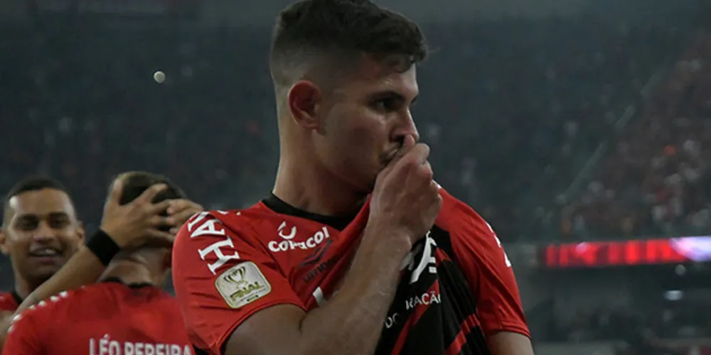Bruno Guimarães marcou belo gol em jogada com Marco Ruben