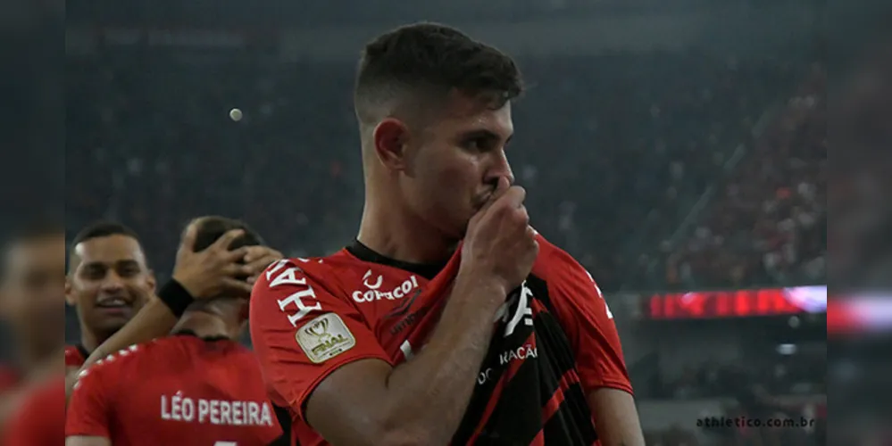 Bruno Guimarães marcou belo gol em jogada com Marco Ruben