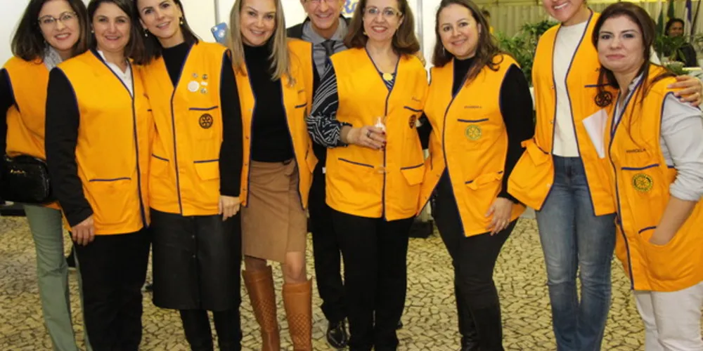 No último domingo (08), encerrou 9ª Expo&Flor - Exposição de Flores de Holambra. O evento foi sucesso de público e também de arrecadação. Os valores recebidos serão repassados para a execução de projetos assistenciais em nossa cidade. Na foto, membros do Rotary Club Ponta Grossa Alagados, responsável pela organização do evento: Célia Lima, Josneide Panazzolo, Ana Rita Rocha, Giorgia Bochenek, João Soek, Elenice Oliveira, Rosângela Soares, Juliane Denck e Marcela Mendes.