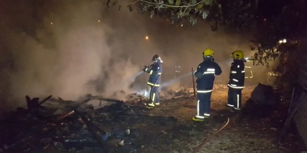 Imagem ilustrativa da imagem Incêndio destrói duas casas no bairro de Oficinas