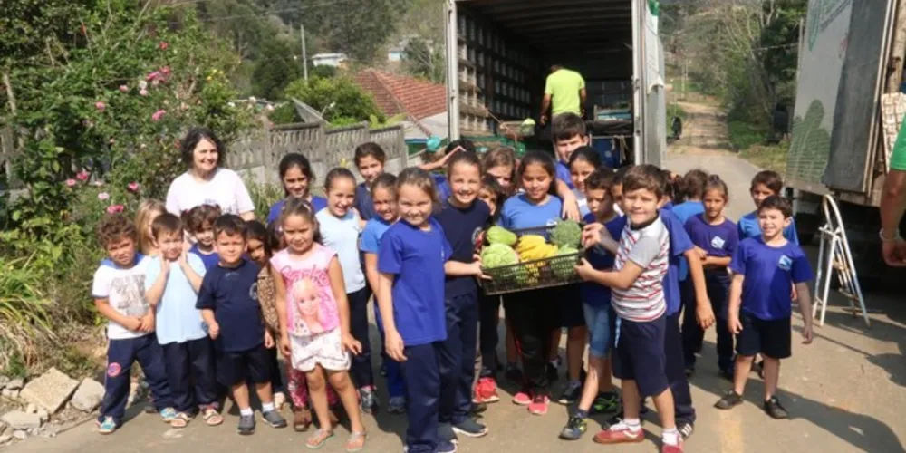 As crianças trocaram os recicláveis arrecadados por alimento