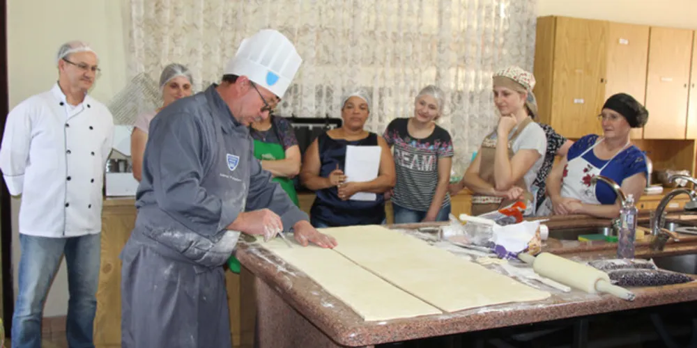 Os alunos estão aprendendo a preparar e gerir a produção de diferentes tipos de pães, bolos, bolachas e biscoitos