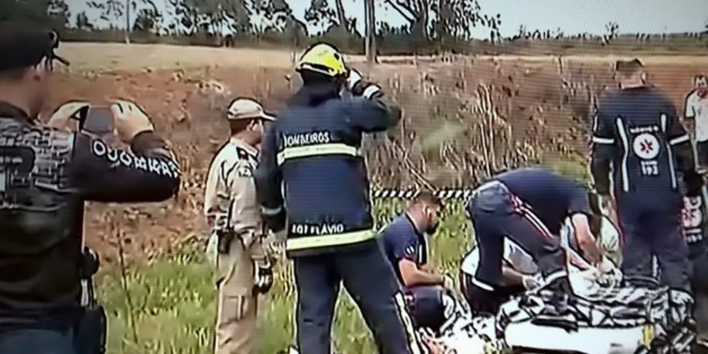 Imagem reproduzida pelo COP mostra atendimento à vítima do acidente