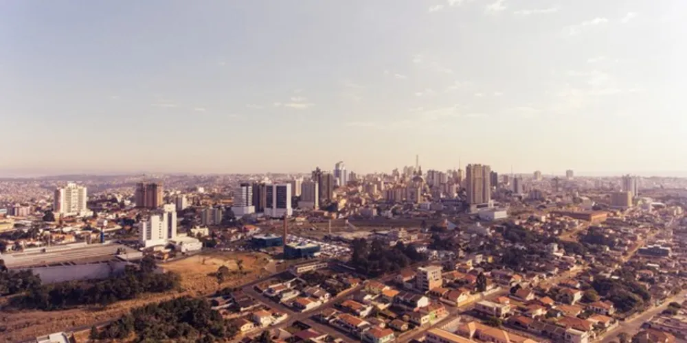 Uma cidade é feita daquilo que a referência. Com povos distintos e anseios também, a cidade é parte do que o imaginário aprisiona e escolhe como sendo o seu "lugar" numa vastidão de kms, ruas, espaços, construções sejam elas centenárias ou não, uma cidade é um organismo vivo e distinto, e é nesse lugar que o coração escolhe e o olhar aprisiona que se torna o melhor lugar para se viver. Nessa data especial de aniversário da cidade, a coluna RC convidou personalidades para contar qual é o seu local preferido e o motivo da escolha! Esse convite também faço a você, qual é o seu lugar preferido na nossa Princesa dos Campos?
