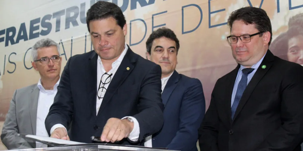 Ordem de serviço foi assinada por representantes do Governo do Paraná, governo federal e da empresa que fará o trabalho