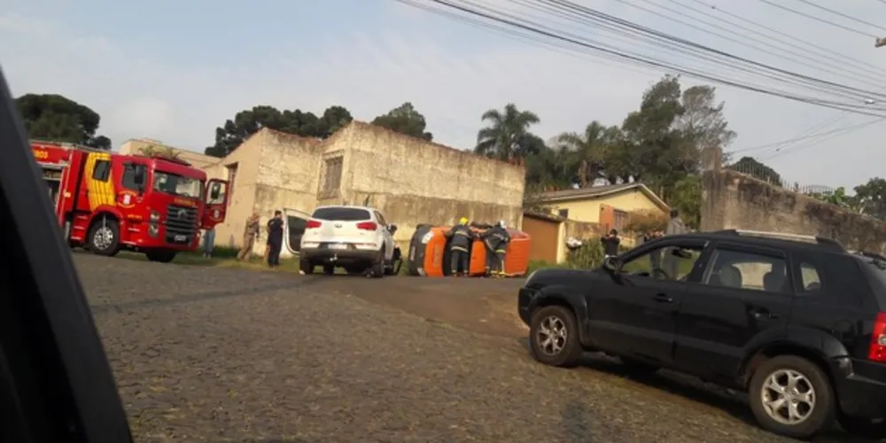 Imagem ilustrativa da imagem Carro capota e deixa uma pessoa ferida em Uvaranas