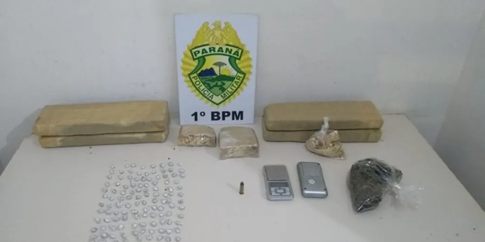 Os policiais encontraram tabletes de maconha e mais de 900 gramas de crack