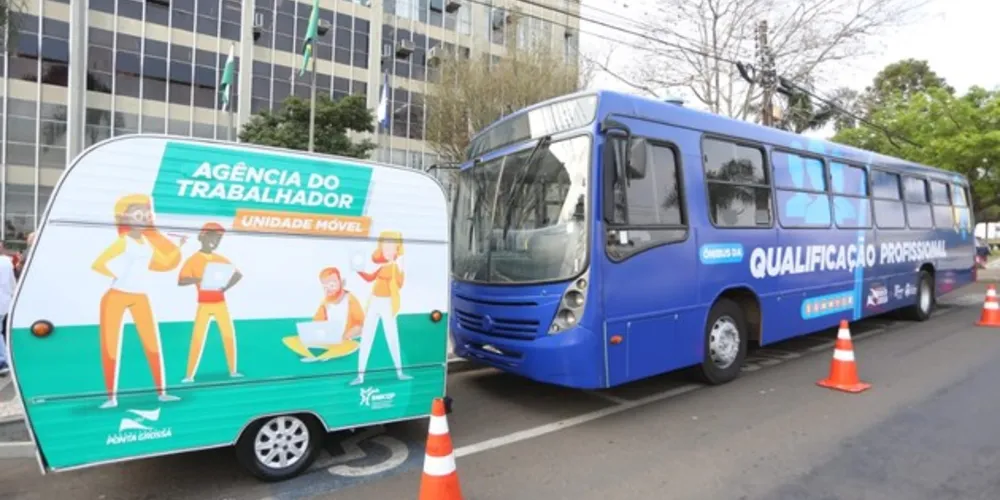 Entrega aconteceu nesta sexta-feira, em frente à Prefeitura