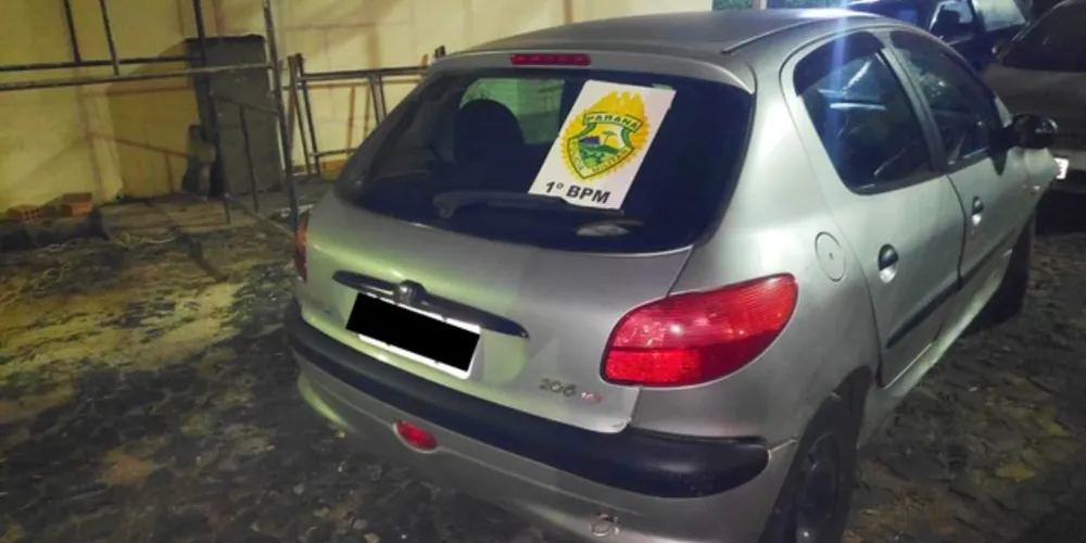 Carro foi recuperado e levado para a delegacia