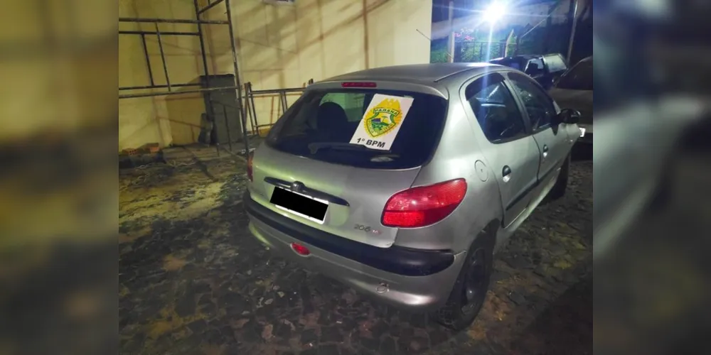 Carro foi recuperado e levado para a delegacia