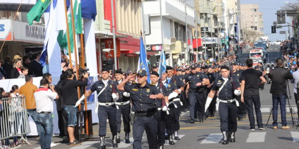 Imagem ilustrativa da imagem Desfile leva milhares de pessoas à Vicente Machado
