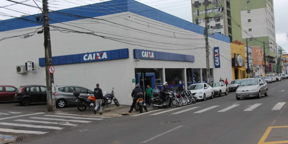 Agências da Caixa abriram mais cedo na sexta-feira e também prestaram atendimento no sábado