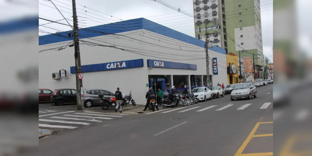 Agências da Caixa abriram mais cedo na sexta-feira e também prestaram atendimento no sábado
