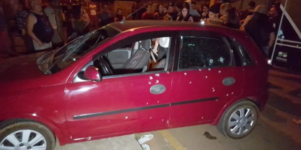 Carro foi atingido por mais de 50 disparos
