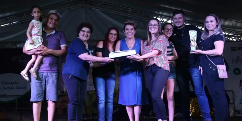 Os vencedores receberam troféu e um bolo. A premiação simbólica também marcou o encerramento da Feira do Livro, promovida pela Prefeitura de Ponta Grossa