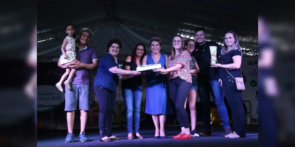 Os vencedores receberam troféu e um bolo. A premiação simbólica também marcou o encerramento da Feira do Livro, promovida pela Prefeitura de Ponta Grossa