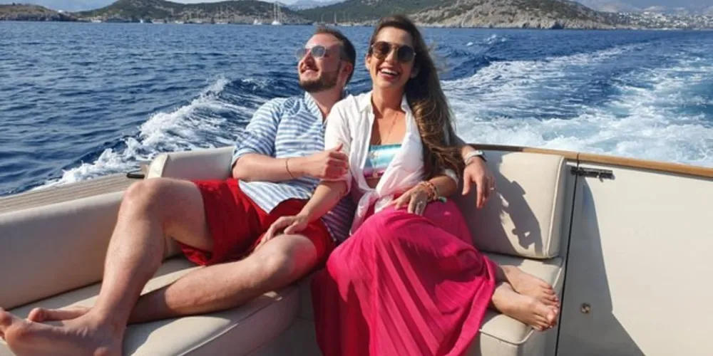 No registro, o casal Lais e Airton Coradassi que curtiu temporada de lazer e descanso em uma viagem encantadora. Na descontraída foto, os apaixonados em Bodrum, litoral da Turquia.