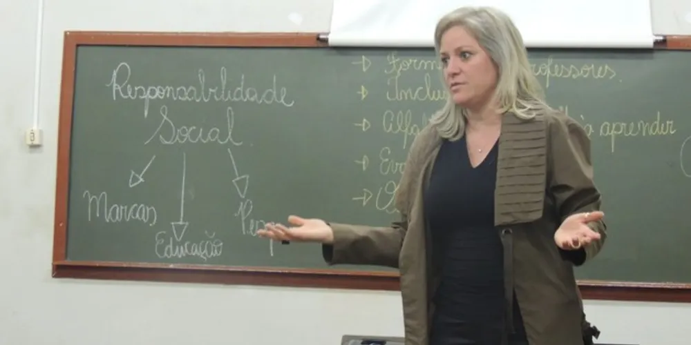 Professora Patrícia, do curso de Pedagogia, durante aula sobre responsabilidade social.