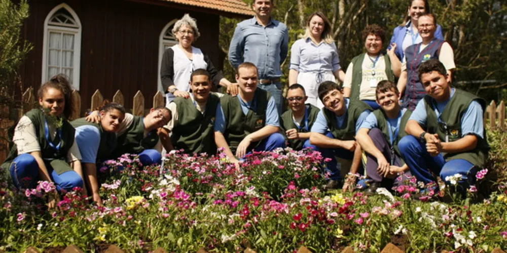 A primeira etapa do projeto foi preparar a terra, plantar, cuidar e esperar florescer, agora chegou a hora de devolver para a comunidade