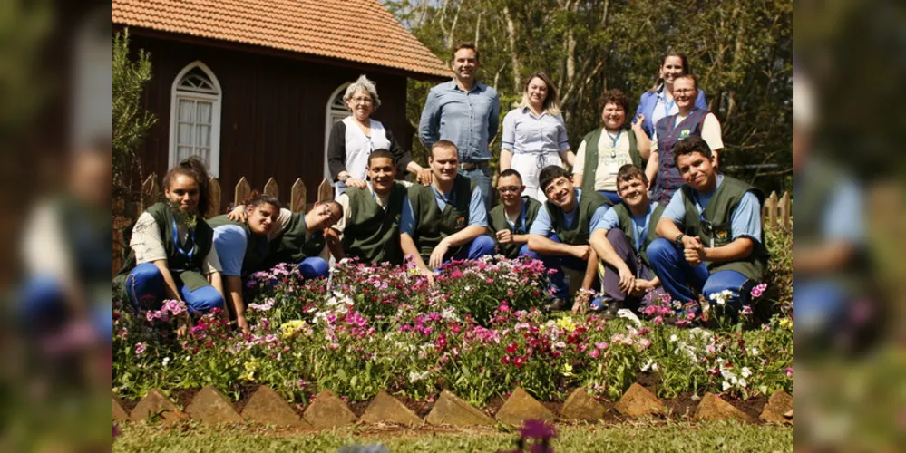 A primeira etapa do projeto foi preparar a terra, plantar, cuidar e esperar florescer, agora chegou a hora de devolver para a comunidade