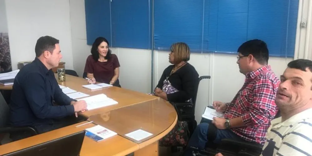 Reunião aconteceu nessa segunda (16) e reuniu representantes da ADFPG, além do Controlador Geral do Município, Lauro Costa