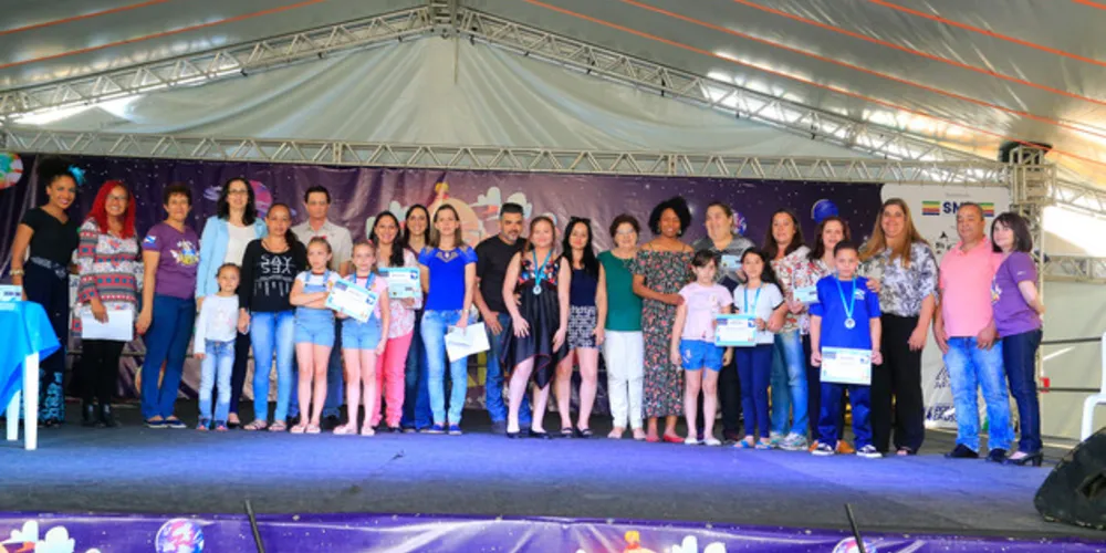 Sete estudantes foram selecionados para disputar a etapa regional Sul e receberam medalhas