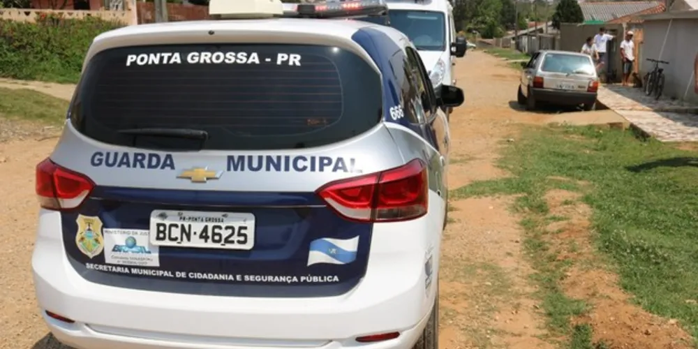 Guarda Municipal apreendeu um automóvel Fiat, com placas de Curitiba, com alerta de furto