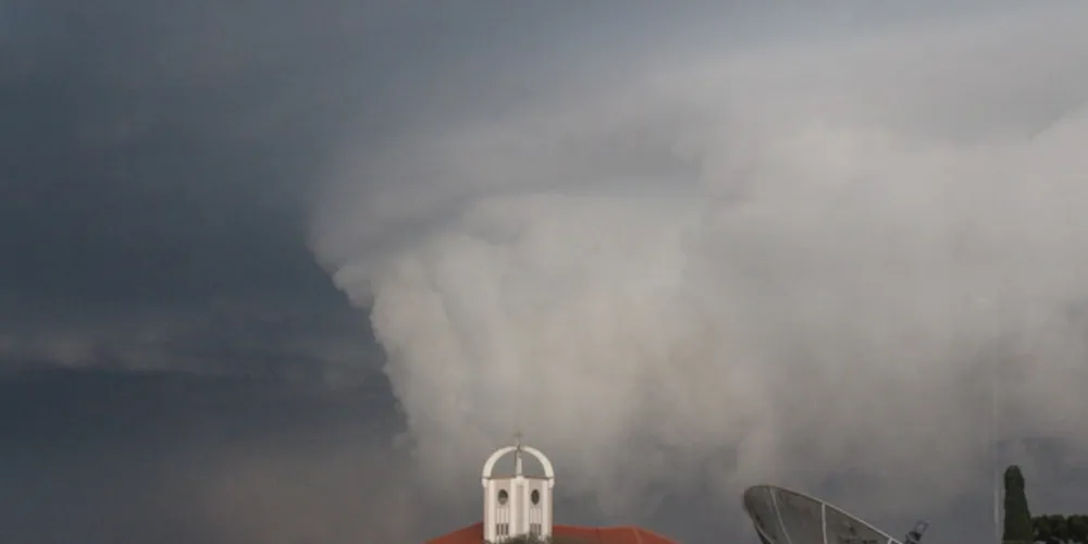 A frente fria que atua mais ao sul enfim avança em diversas regiões e muda o tempo no Paraná