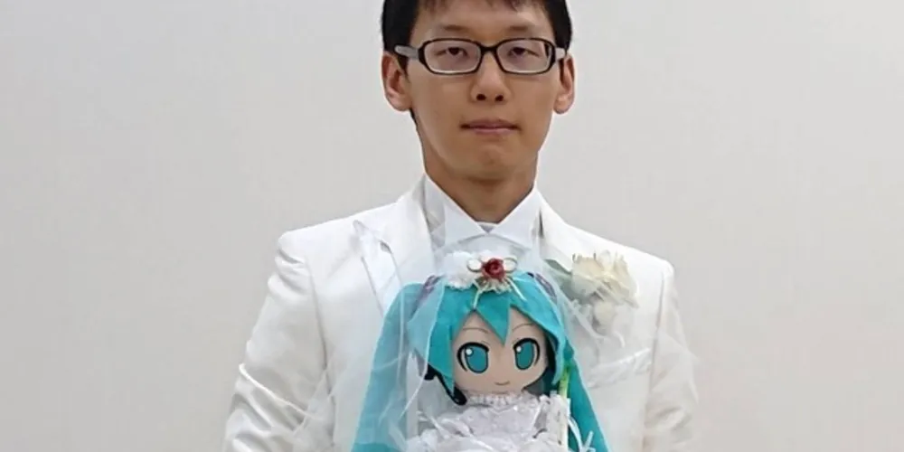 Ele diz que espera que a tecnologia avance para que, um dia, possa pegar na mão da personagem