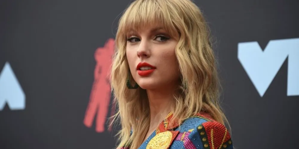 Taylor Swift posa no tapete vermelho do VMA 2019