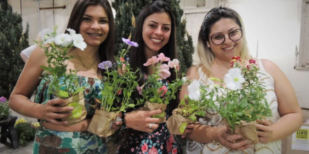 Acadêmicas da UniSecal trocaram lixo por mudas de flores.