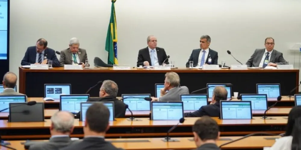 Representantes dos principais setores da economia do país discutiram sobre o assunto nessa terça-feira (17)