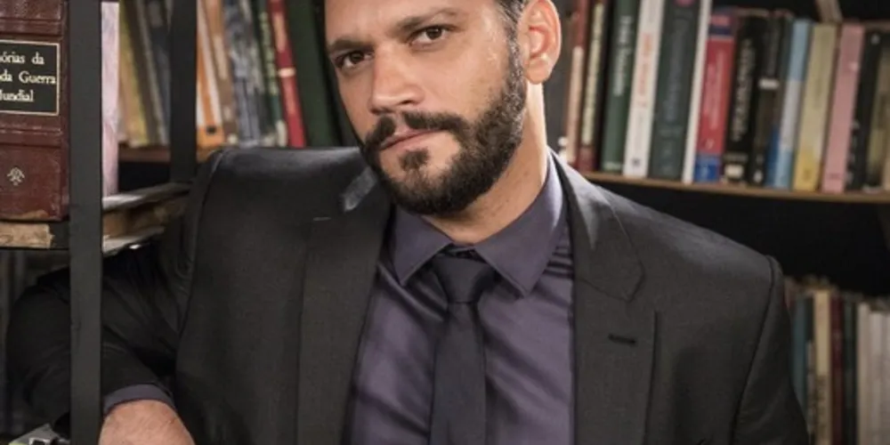 Armando Babaioff é Diogo. Marido de Nana, tem caráter duvidoso 