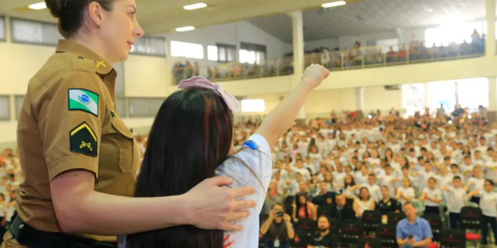 Turmas celebraram o ciclo de orientações sobre violência e drogas com formatura realizada pela Secretaria Municipal de Educação e Polícia Militar

