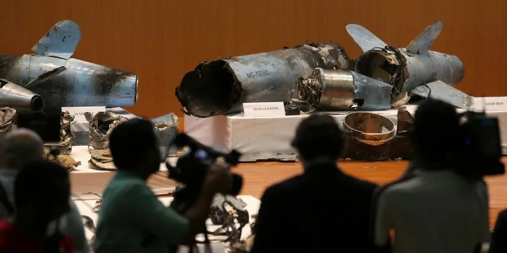 O Ministério da Defesa da Arábia Saudita exibiu nesta quarta-feira (18/09) uma série de destroços de drones e mísseis de cruzeiros